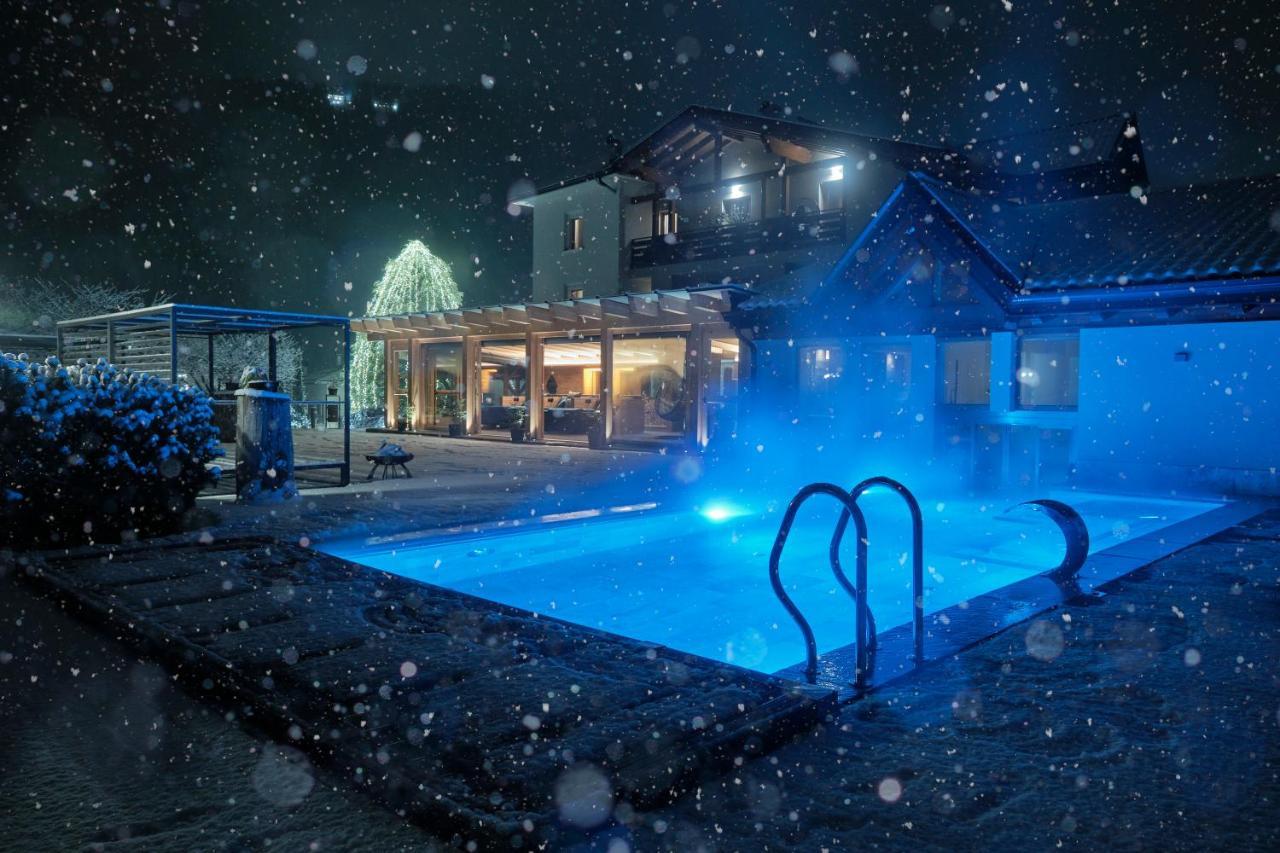 Boutique Hotel E Chalets Salvadori Mezzana  Exterior foto