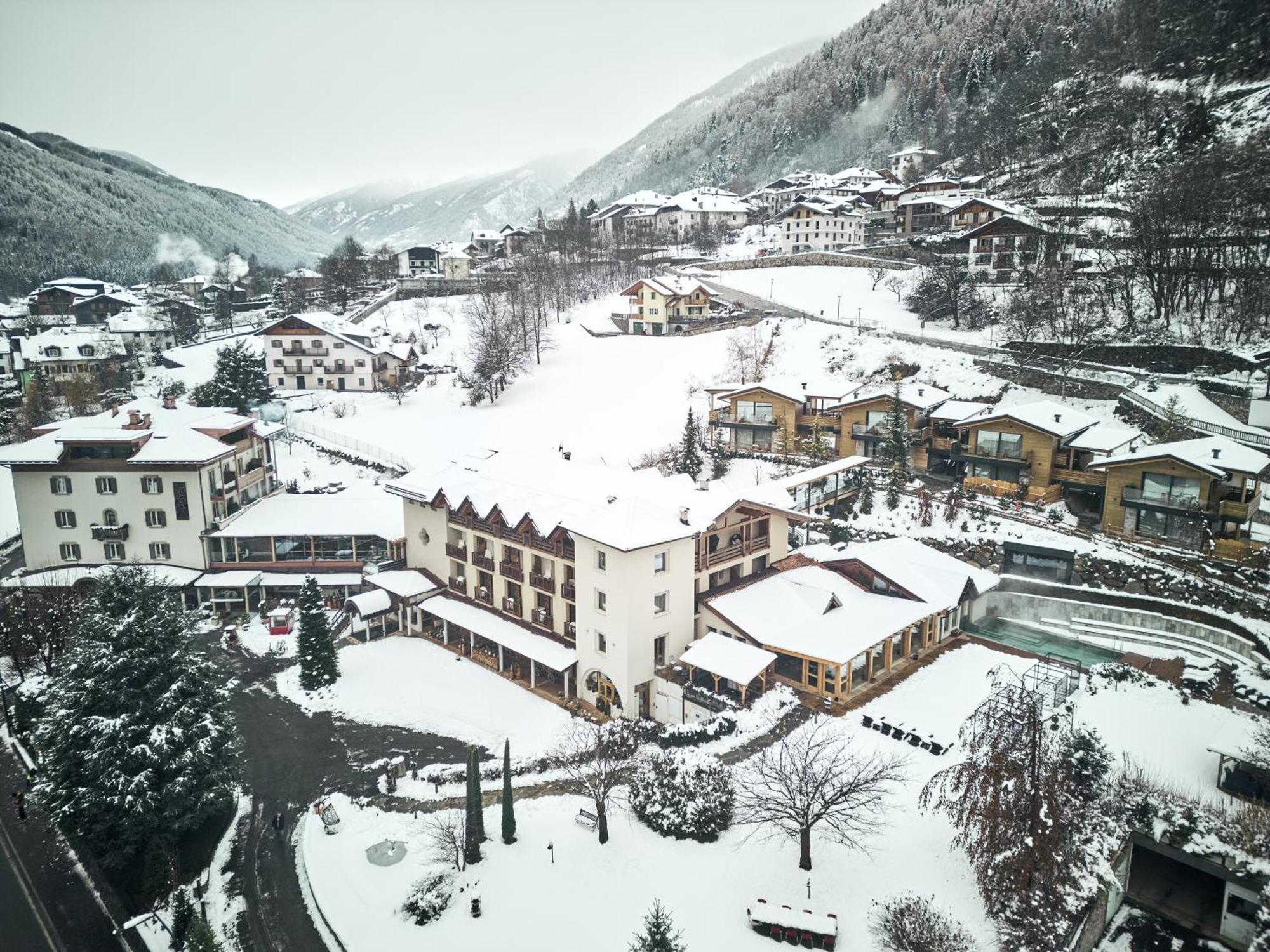 Boutique Hotel E Chalets Salvadori Mezzana  Exterior foto